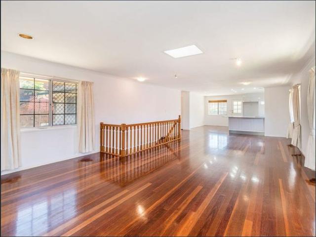 5 Bedroom Homes with Solar Panel system, 2 living areas and 7 AIR CONS in the best location