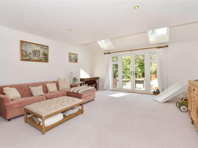5 Bedroom Link Detached House