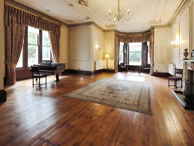 5 bedroom link detached house to rent
