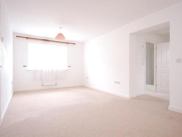 5 bedroom link detached house to rent