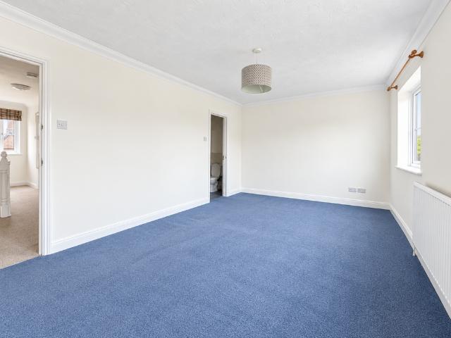 5 bedroom link detached house to rent