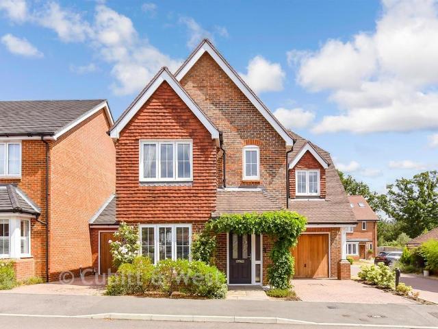 5 bedroom link detached house for sale