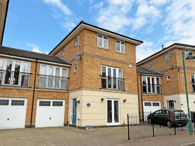5 bedroom link detached house for sale