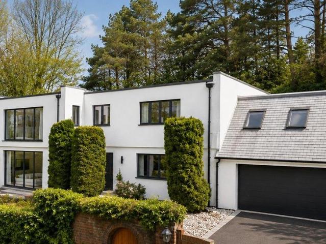 5 bedroom link detached house for sale