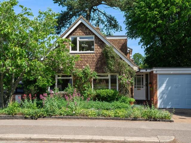 5 bedroom link detached house for sale