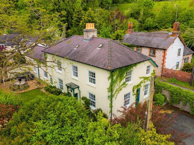5 bedroom link detached house for sale