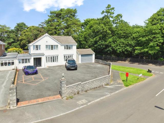 5 bedroom link detached house for sale