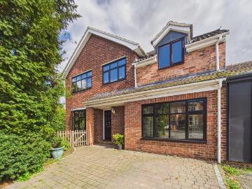 5 bedroom link detached house for sale