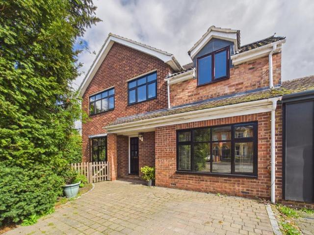 5 bedroom link detached house for sale
