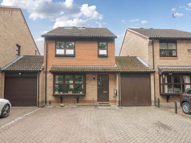 5 bedroom link detached house for sale