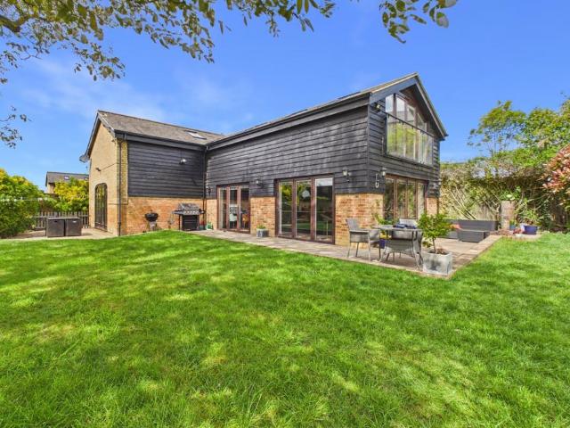 5 bedroom link detached house for sale