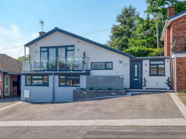 5 bedroom link detached house for sale