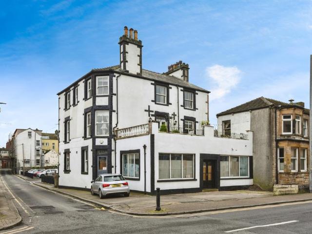 5 bedroom link detached house for sale