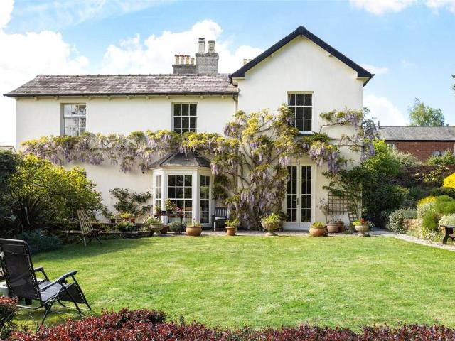5 bedroom link detached house for sale