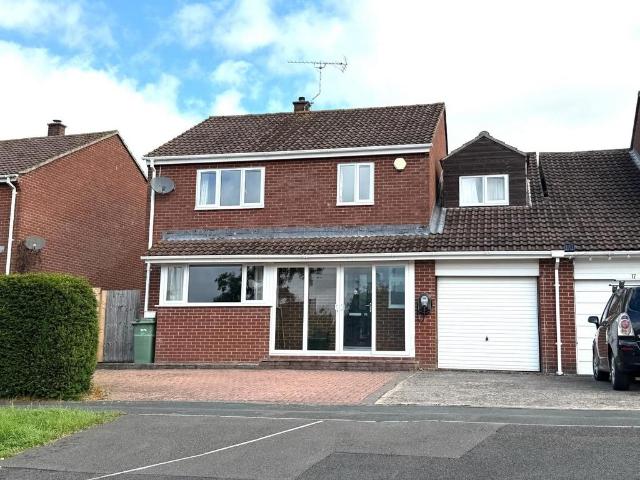 5 bedroom link detached house for sale