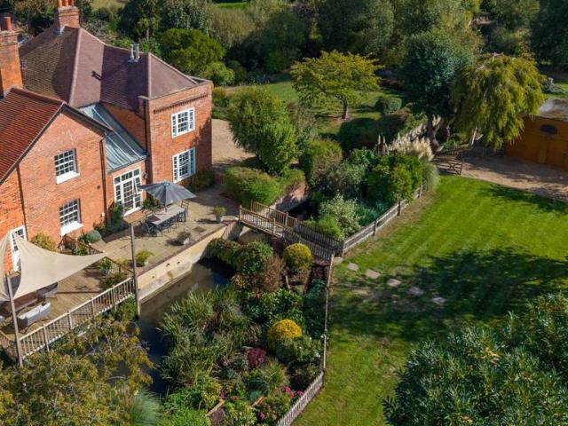 5 bedroom link detached house for sale