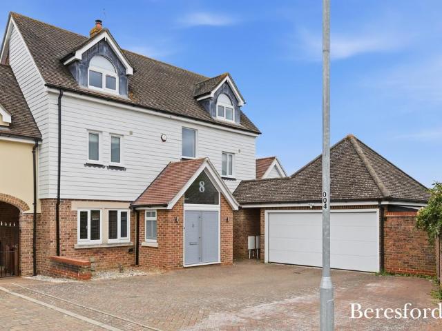 5 bedroom link detached house for sale
