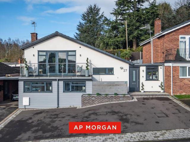 5 bedroom link detached house for sale