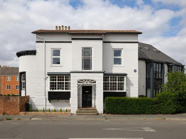 5 bedroom link detached house for sale