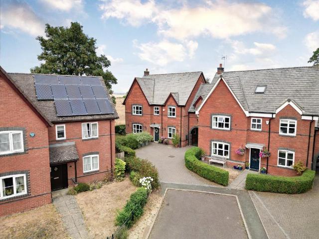 5 bedroom link detached house for sale