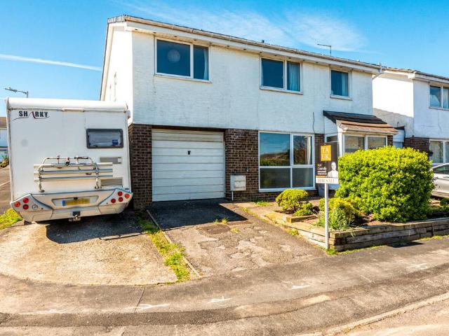 6 bedroom link detached house for sale