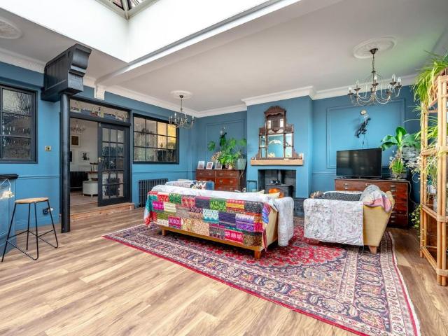 5 bedroom link detached house for sale