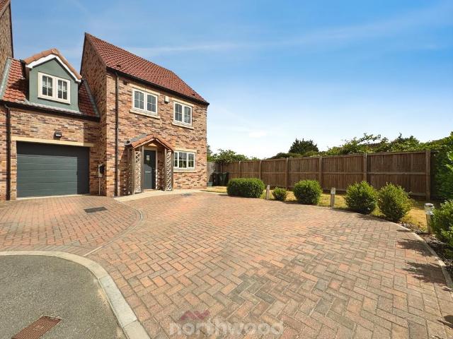 5 bedroom link detached house for sale