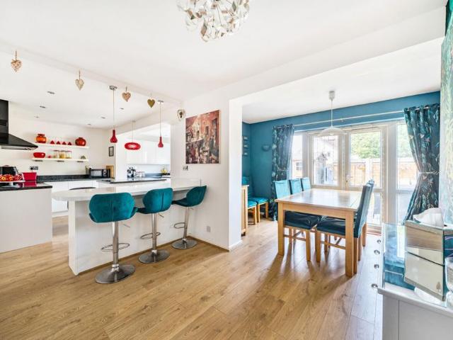 5 bedroom link detached house for sale