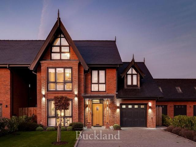 5 bedroom link detached house for sale