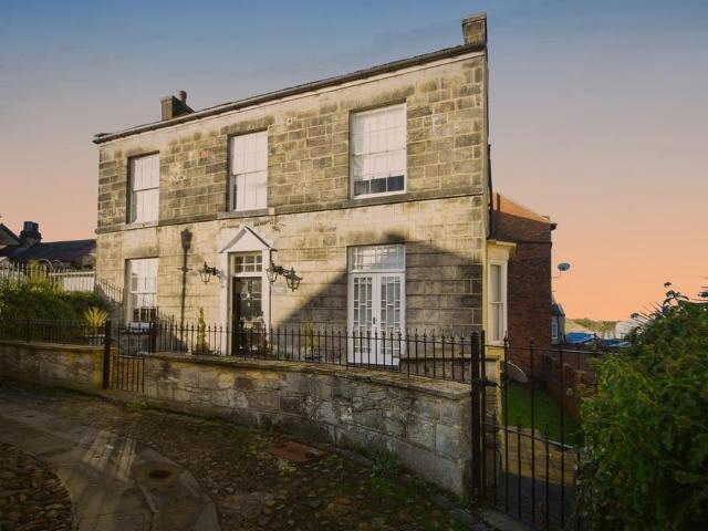 5 bedroom link detached house for sale