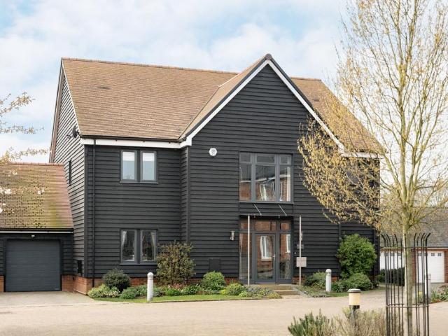 5 bedroom link detached house for sale