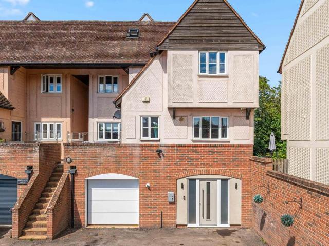 5 bedroom link detached house for sale