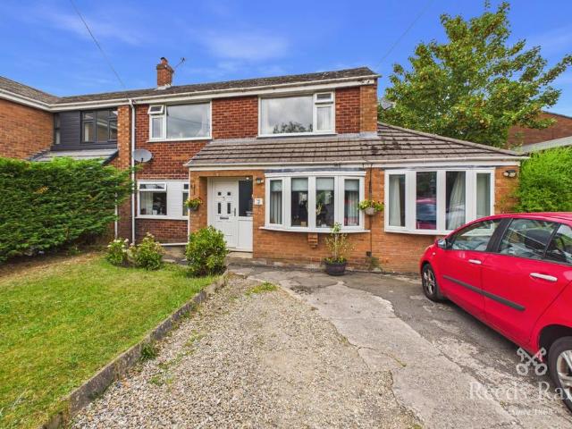 5 bedroom link detached house for sale