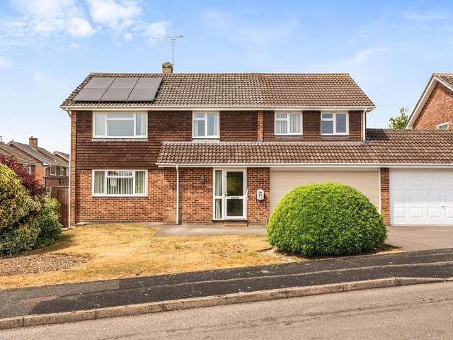 5 bedroom link detached house for sale