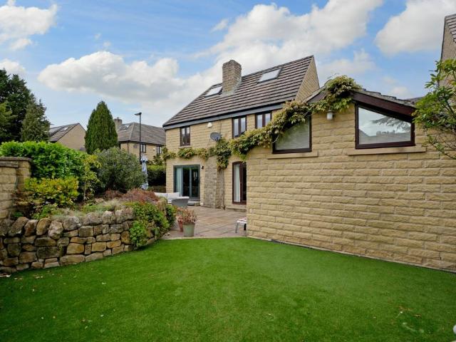 5 bedroom link detached house for sale