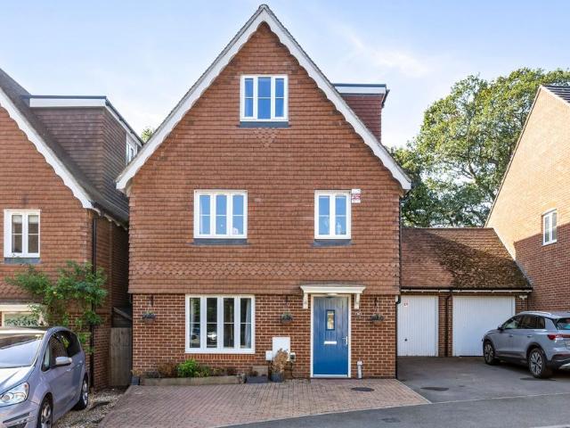 5 bedroom link detached house for sale
