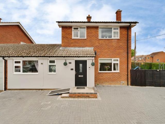 5 bedroom link detached house for sale