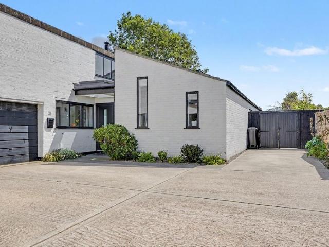 5 bedroom link detached house for sale