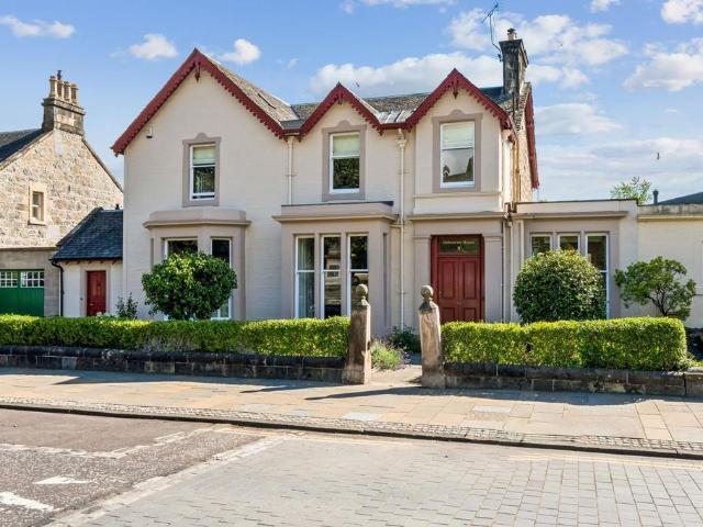 5 bedroom link detached house for sale