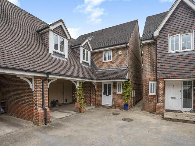 5 bedroom link detached house for sale