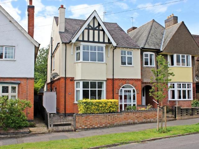 5 bedroom link detached house for sale