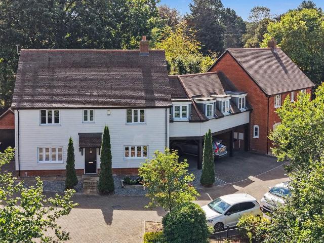 5 bedroom link detached house for sale