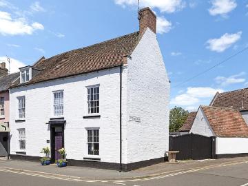 5 bedroom link detached house for sale