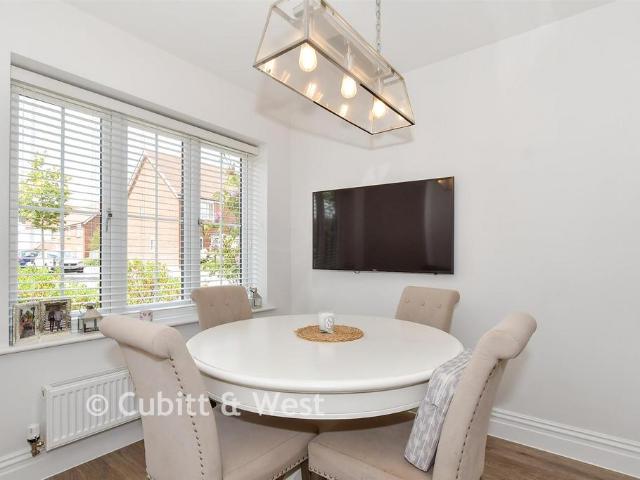 5 bedroom link detached house for sale