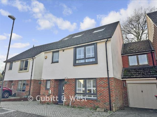 5 bedroom link detached house for sale
