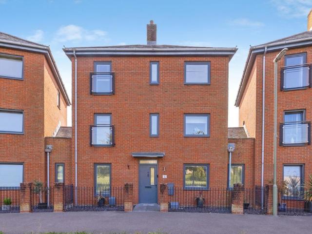 5 bedroom link detached house for sale
