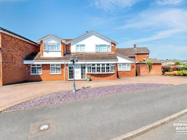 5 bedroom link detached house for sale