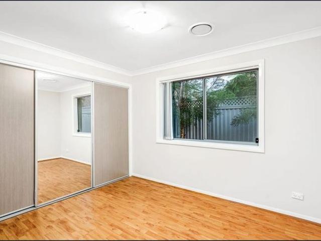 5 Bedroom Modern freestanding townhouse Walk to Station, Schools and Shops