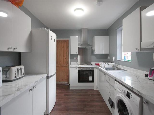 5 Bedroom Maisonette