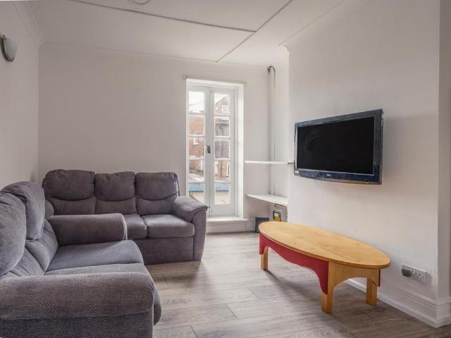 5 bedroom maisonette to rent